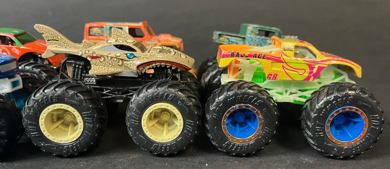 2009 HOT WHEELS EASTER RACEWAY 8 CAR SET NEAR MINT IN BOX