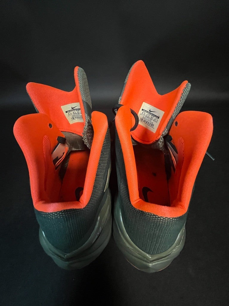 Nike Zoom LeBron SIZE. 8.5 GREEN AND ORANGE COLOR  USED