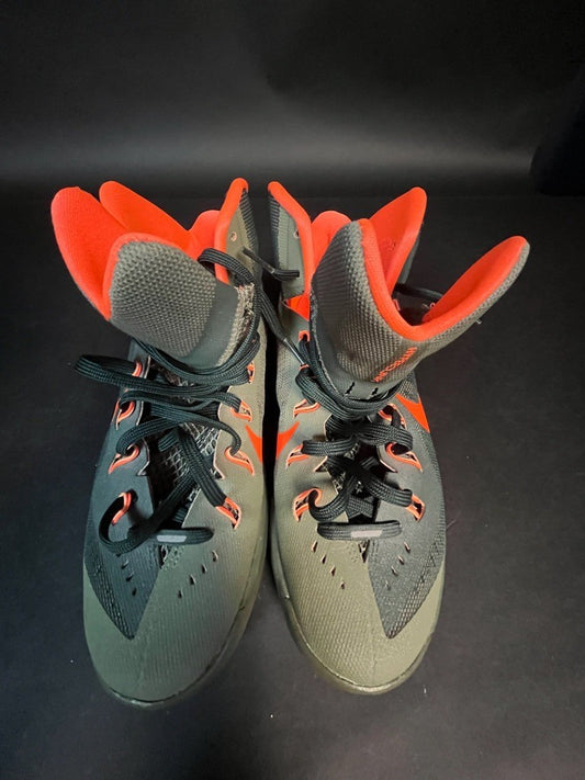 Nike Zoom LeBron SIZE. 8.5 GREEN AND ORANGE COLOR  USED
