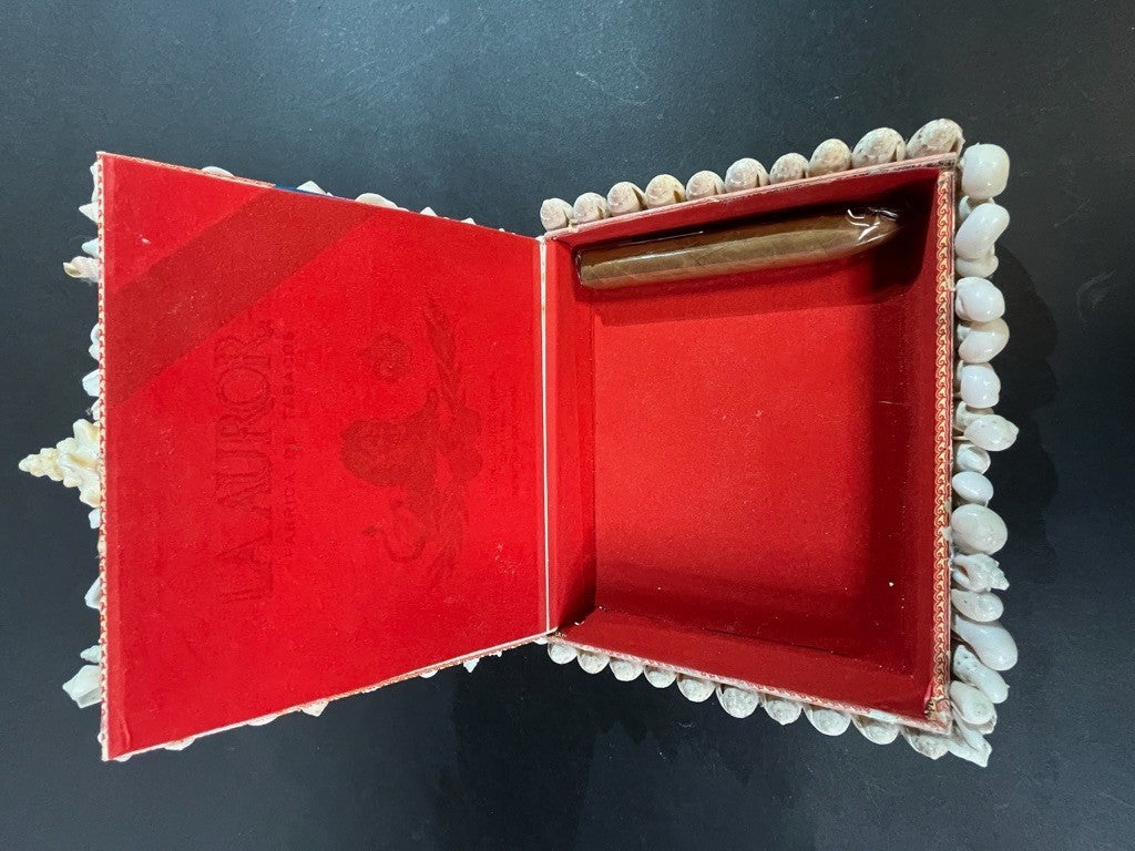 TOBACCO BOX LINED WITH SNAILS