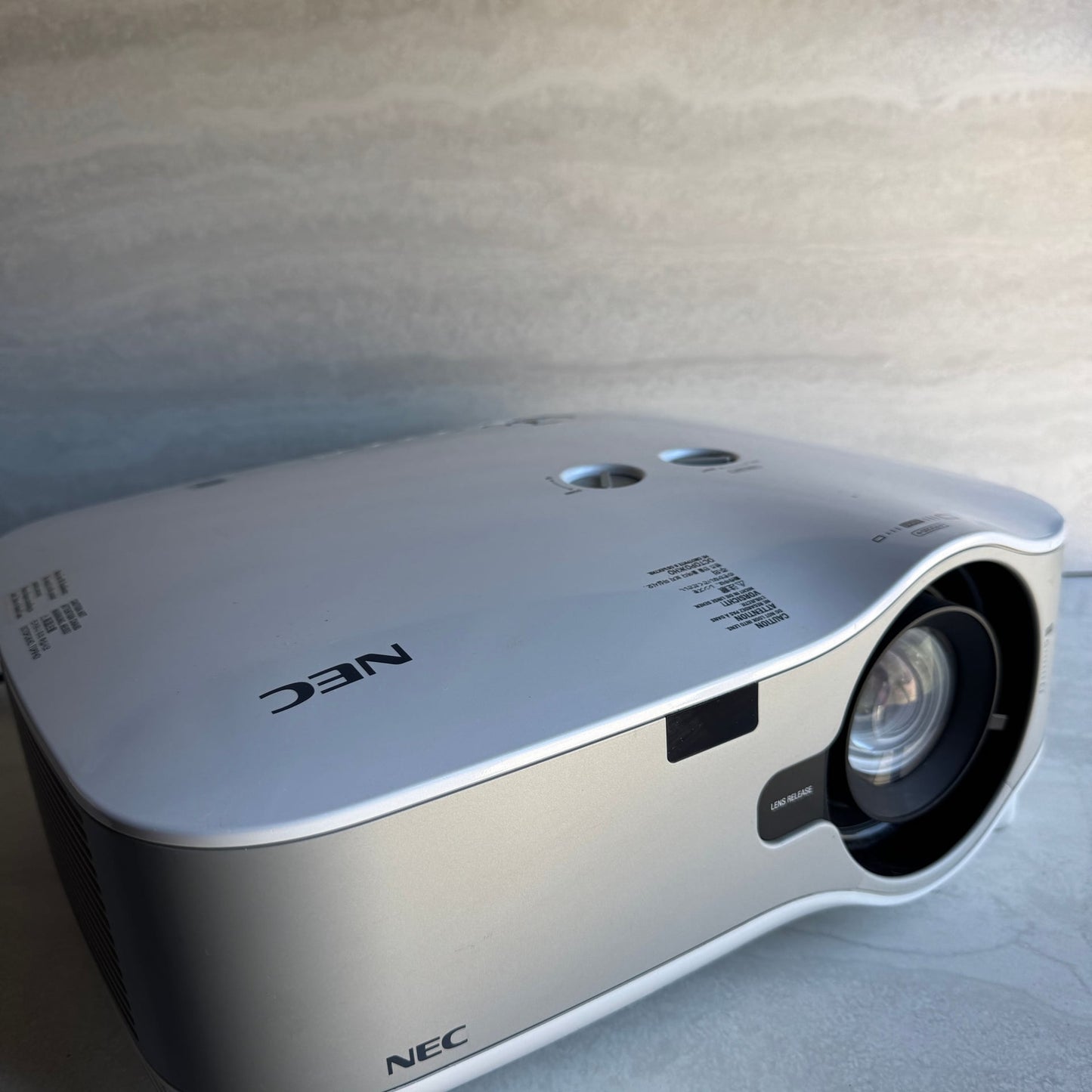 NEC 3LCD Professional Conference Projector 5000 Lumens S-Video VGA NP3250