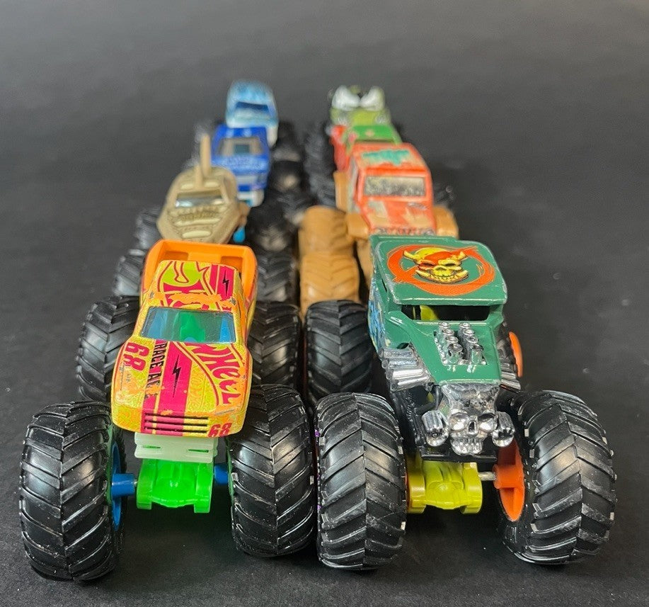 2009 HOT WHEELS EASTER RACEWAY 8 CAR SET NEAR MINT IN BOX