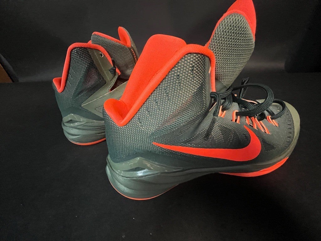 Nike Zoom LeBron SIZE. 8.5 GREEN AND ORANGE COLOR  USED
